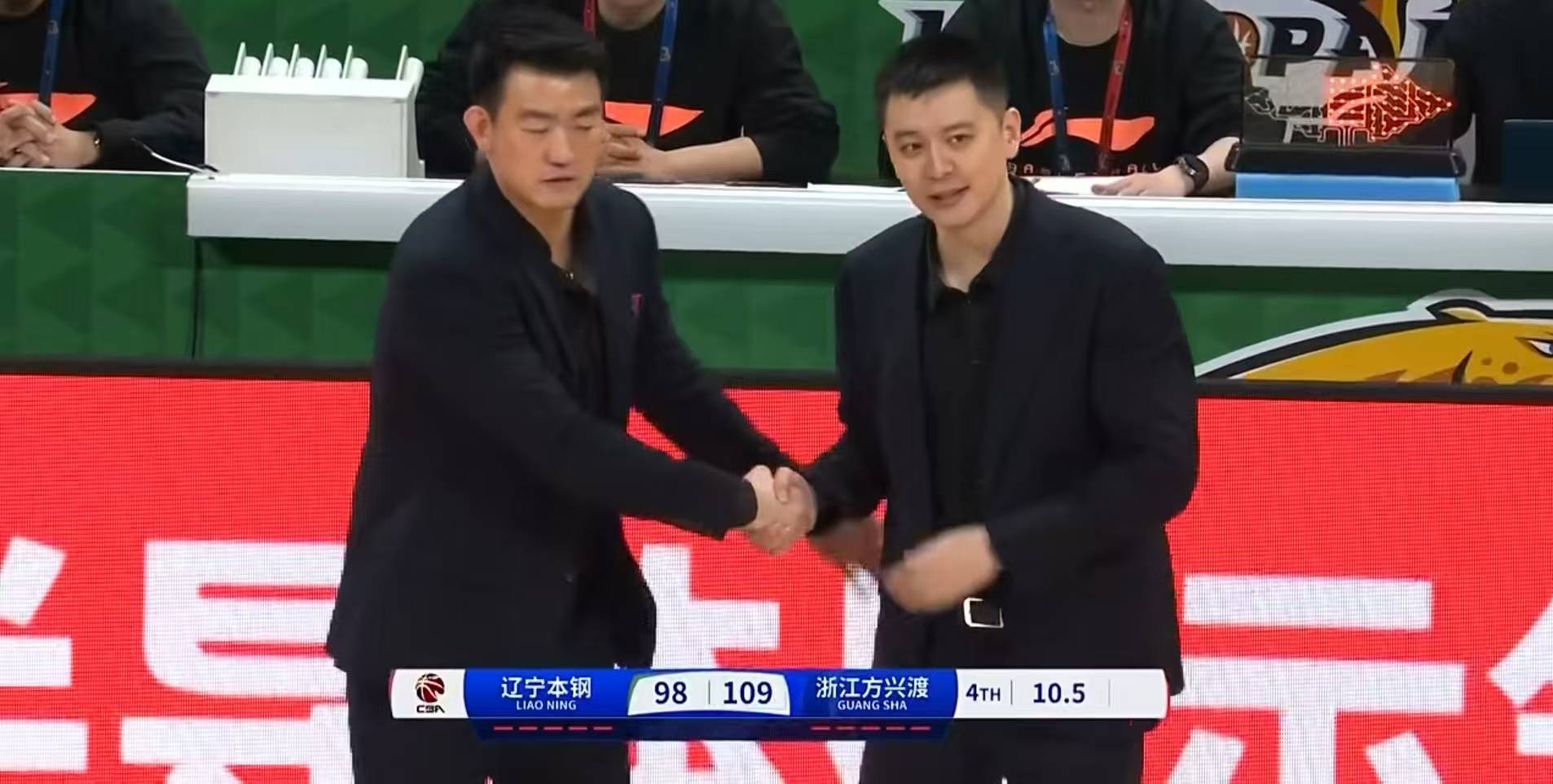 广厦男篮惨遭惨败，球员赛后沮丧