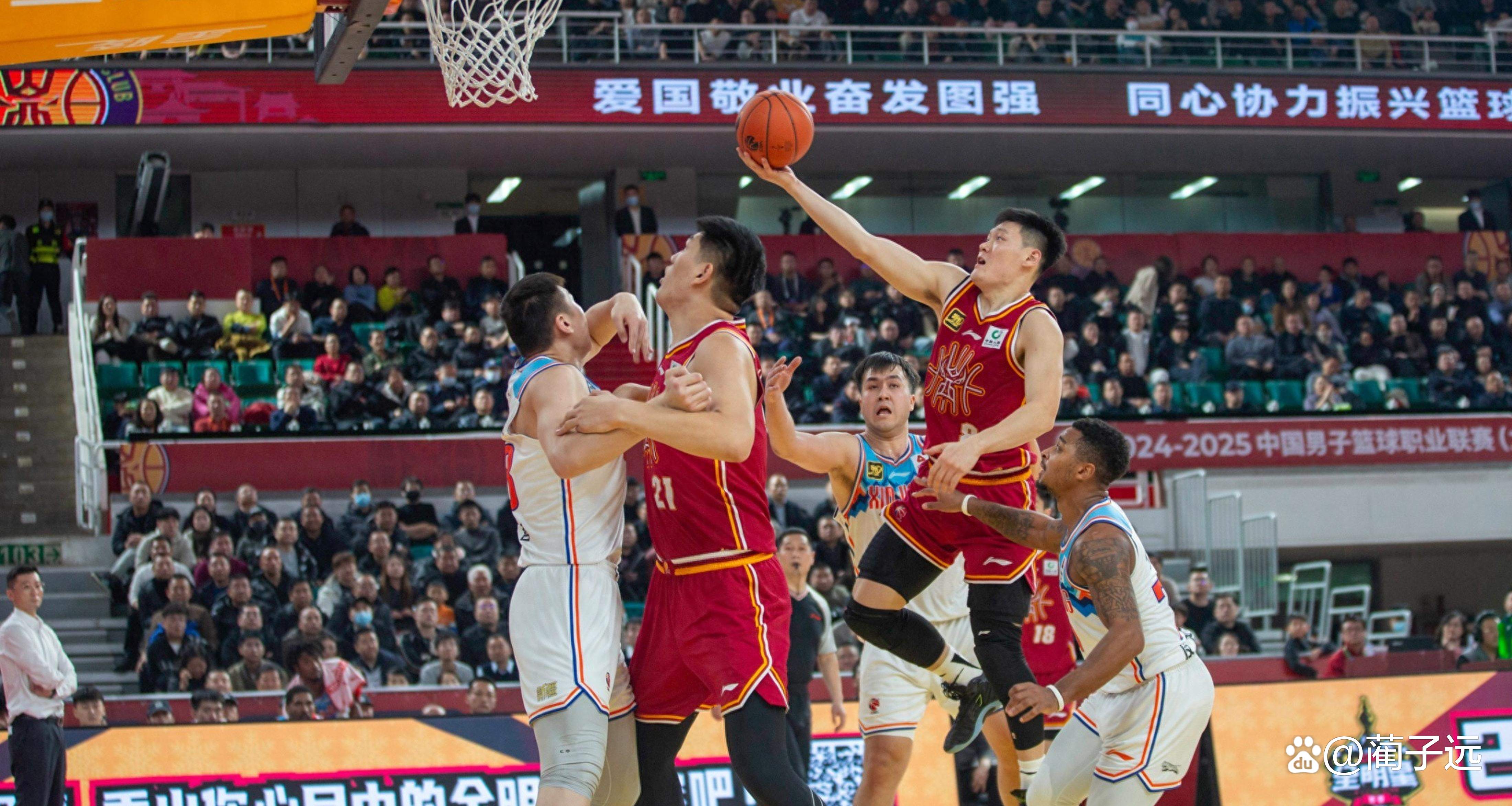 球队备战关键比赛队员士气高昂 球队备战关键比赛队员士气高昂