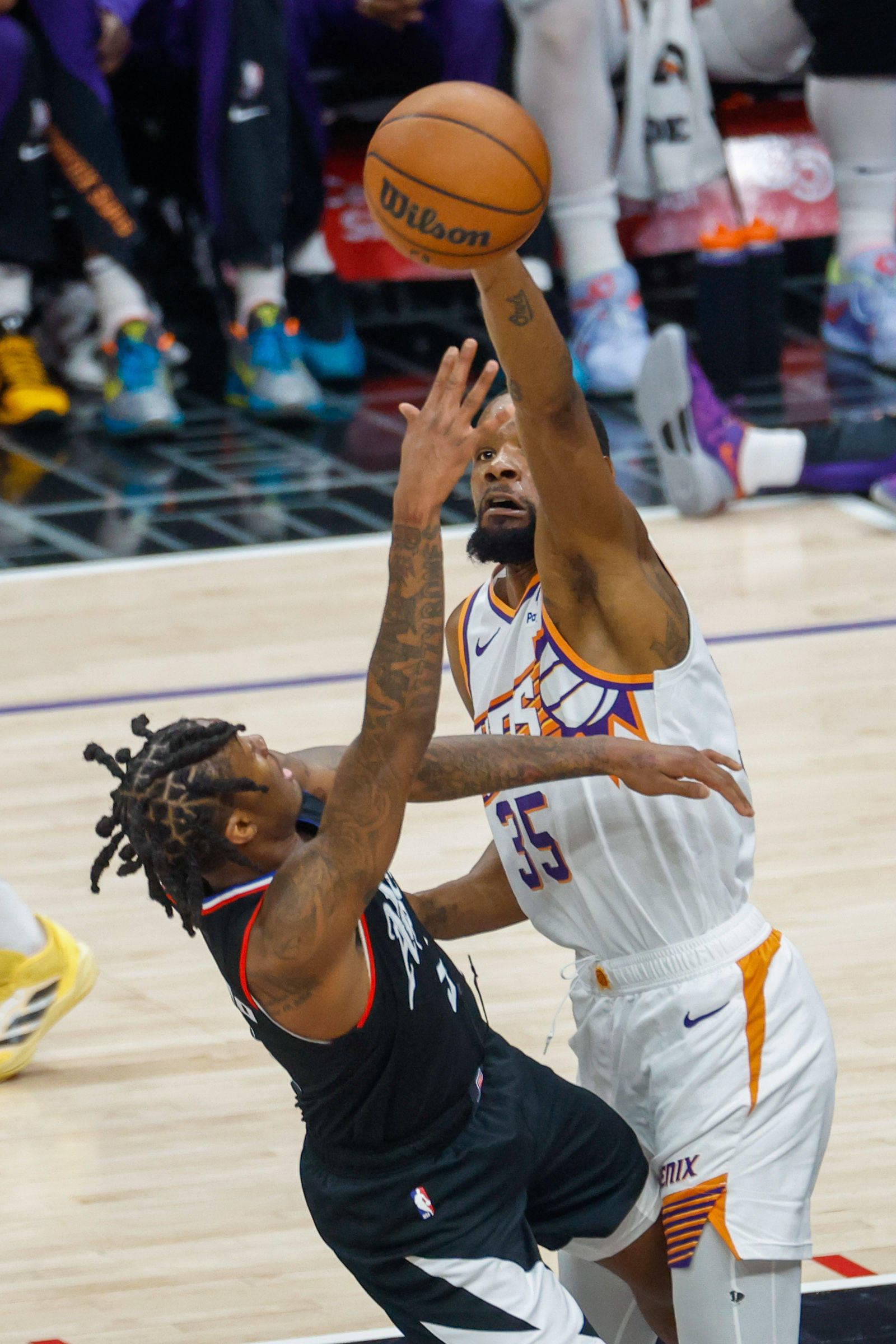 国际篮球联赛中球员展现绝技 国际篮球联赛中球员展现绝技