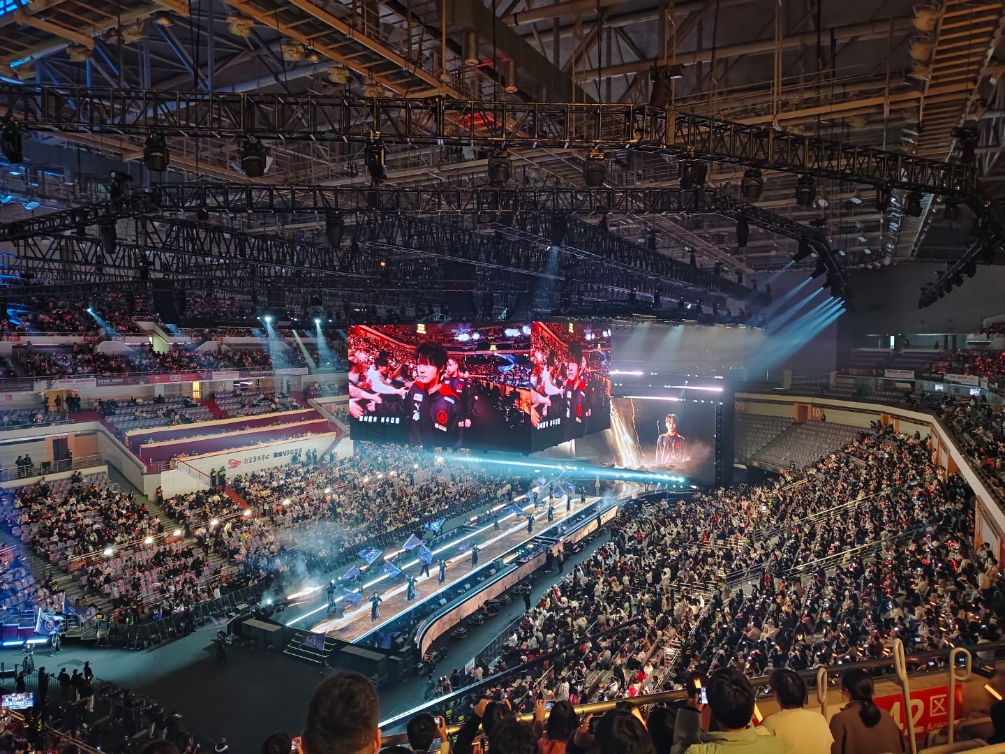 球迷齐呼过瘾场上场下热闹一片的简单介绍 球迷齐呼过瘾场上场下热闹一片的简单介绍