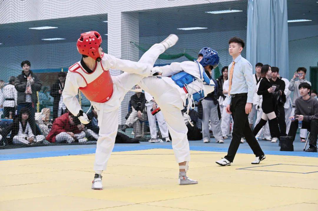 包含跆拳道冠军勇往直前，不畏艰难再一次展示实力的词条