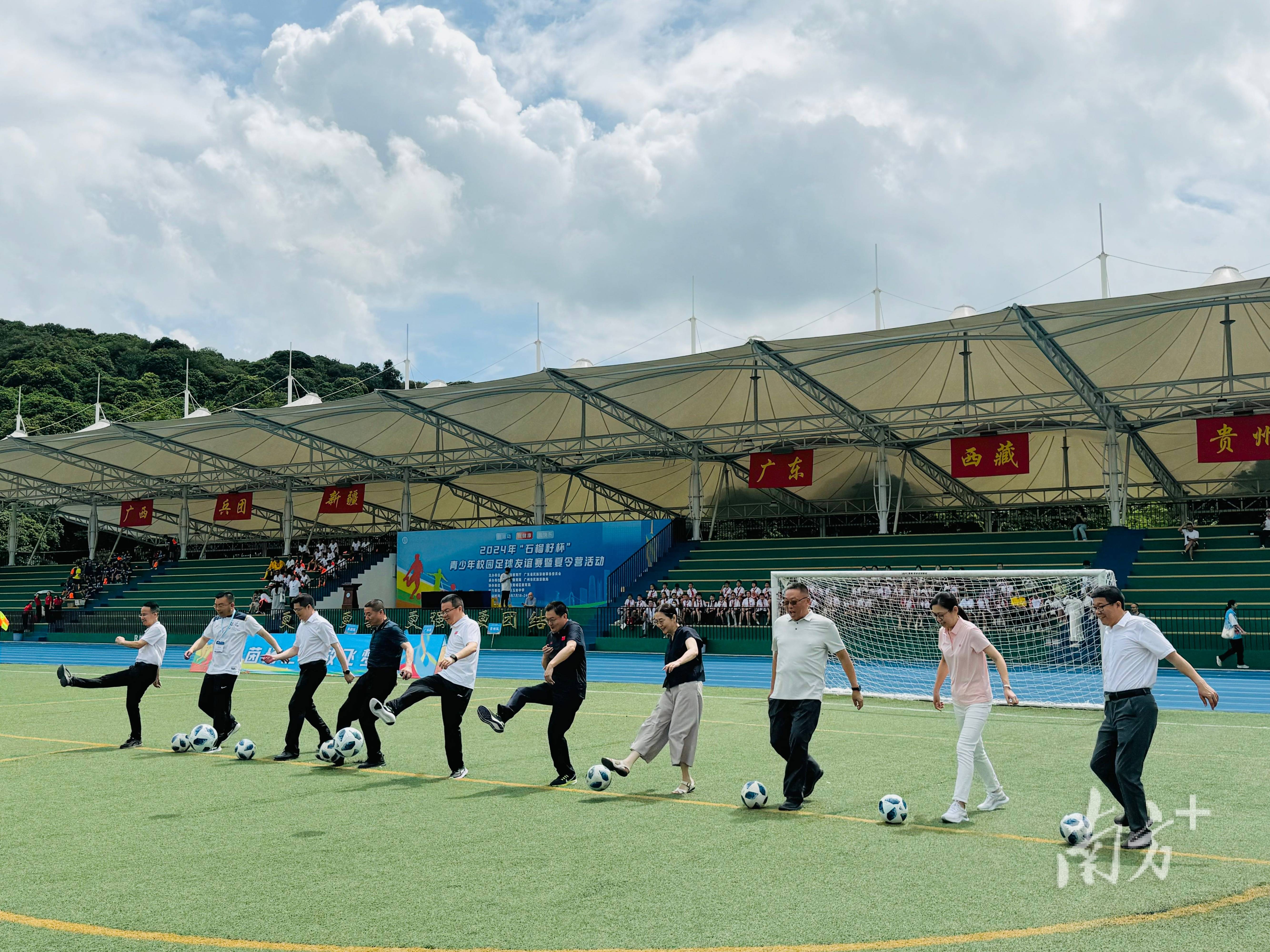 狭路相逢，足球赛场上的激烈竞争的简单介绍