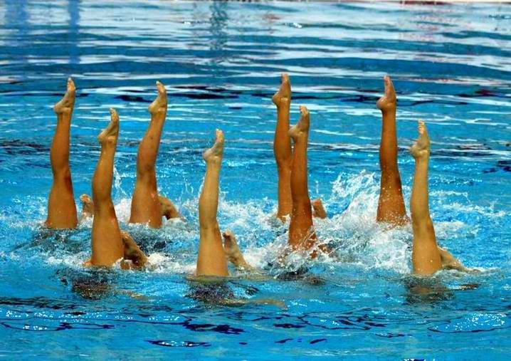 巴西游泳选手勇敢夺冠，实现突破