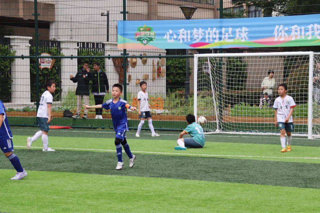 足球比赛现场中冠军永不放弃的精神！