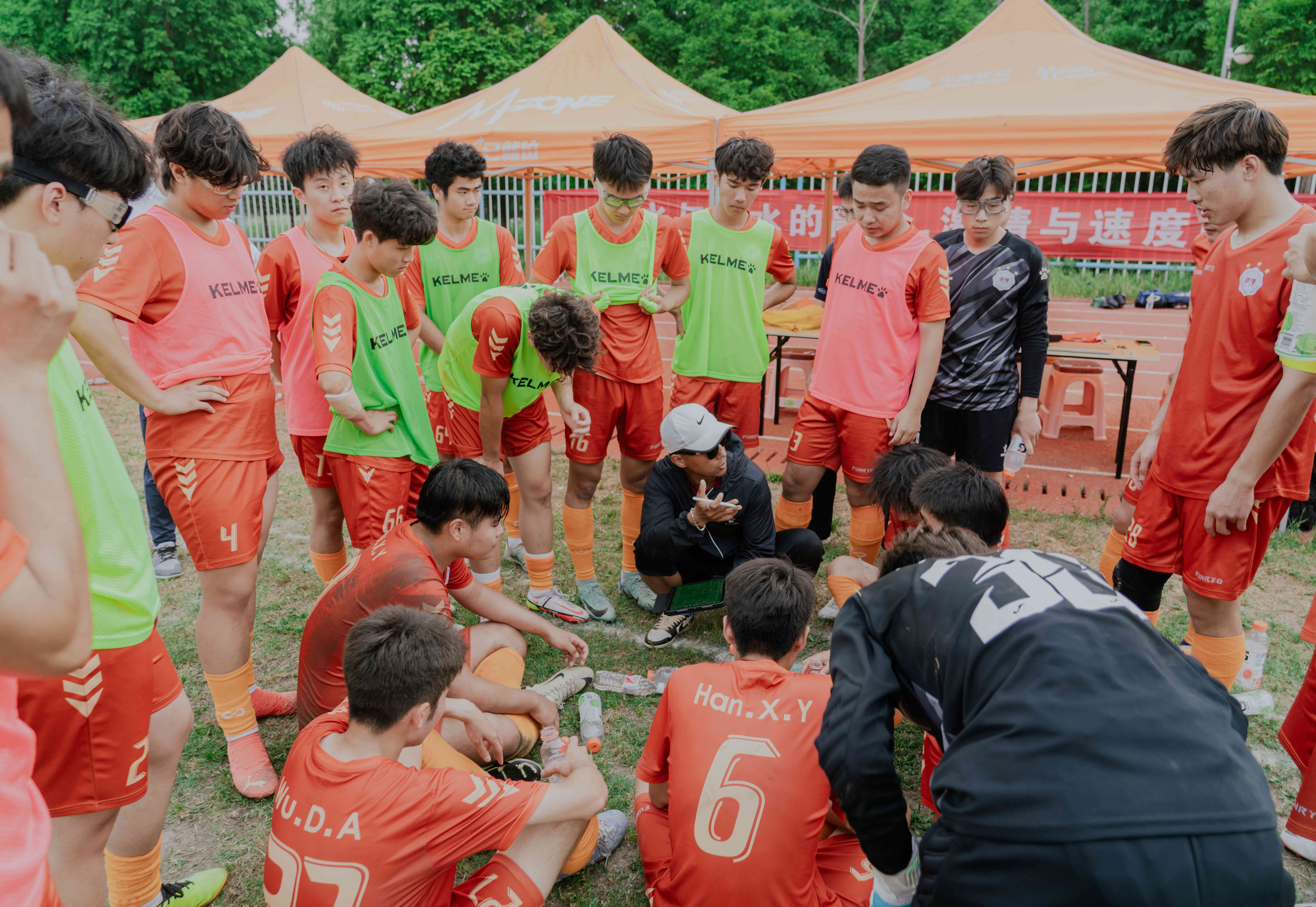 足球比赛现场中冠军永不放弃的精神！