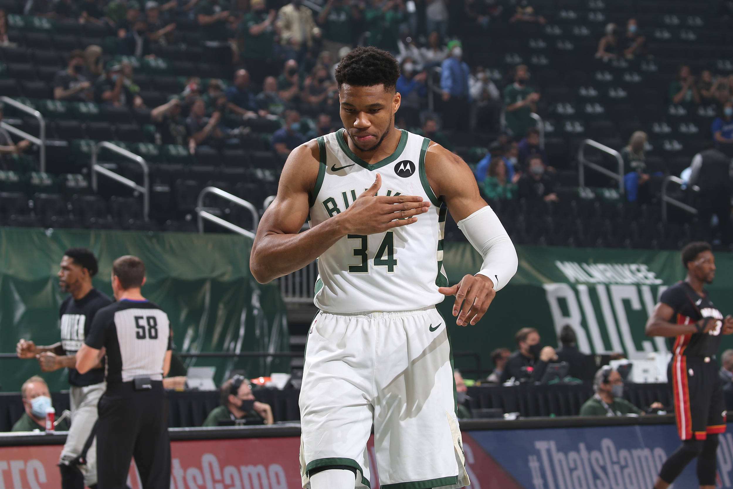 雄鹿横扫篮网,字母哥表现全面 雄鹿横扫篮网,字母哥表现全面