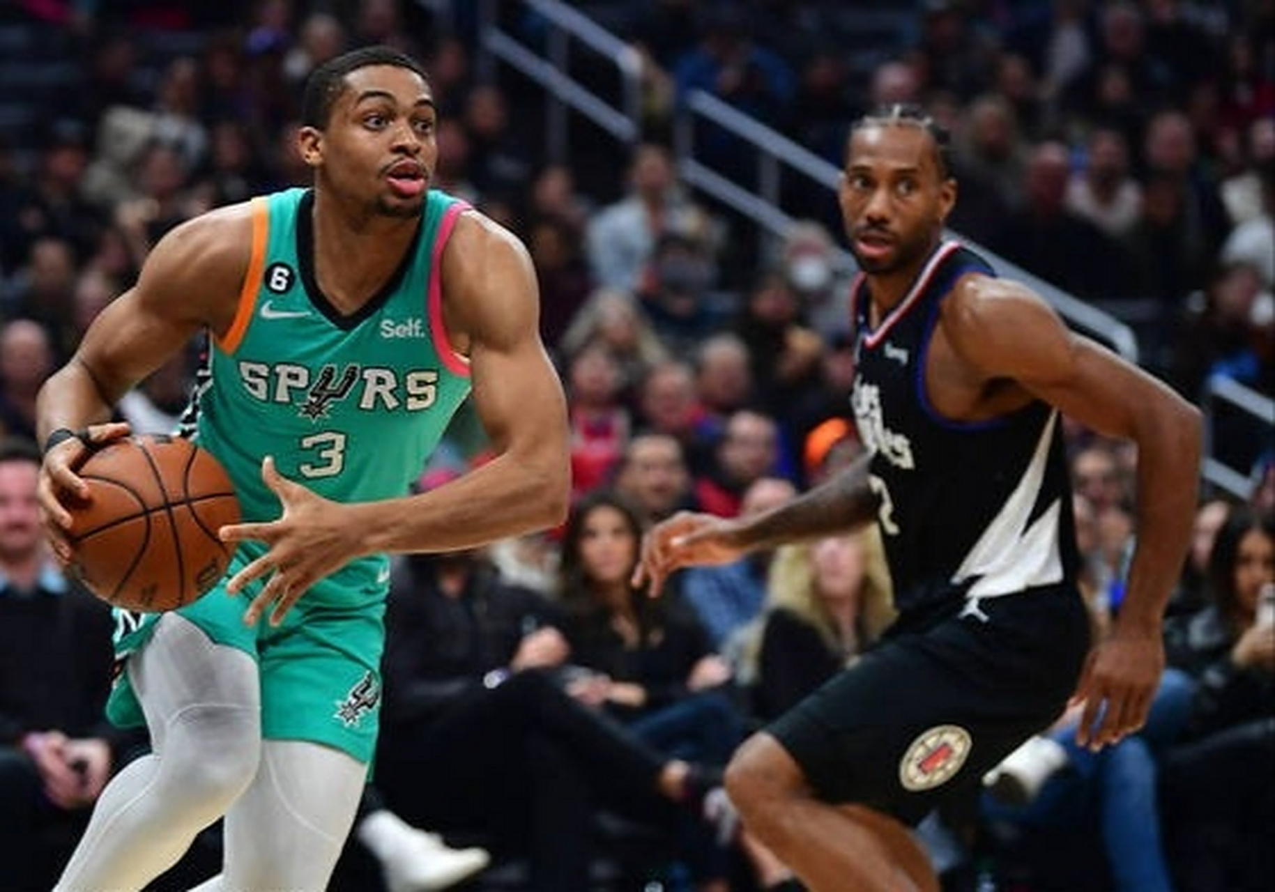 快船击败马刺,莱昂纳德高效得分 快船击败马刺,莱昂纳德高效得分