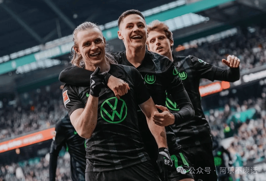 沃尔夫斯堡逆袭多特蒙德,登顶德甲榜首继续领跑 沃尔夫斯堡逆袭多特蒙德,登顶德甲榜首继续领跑