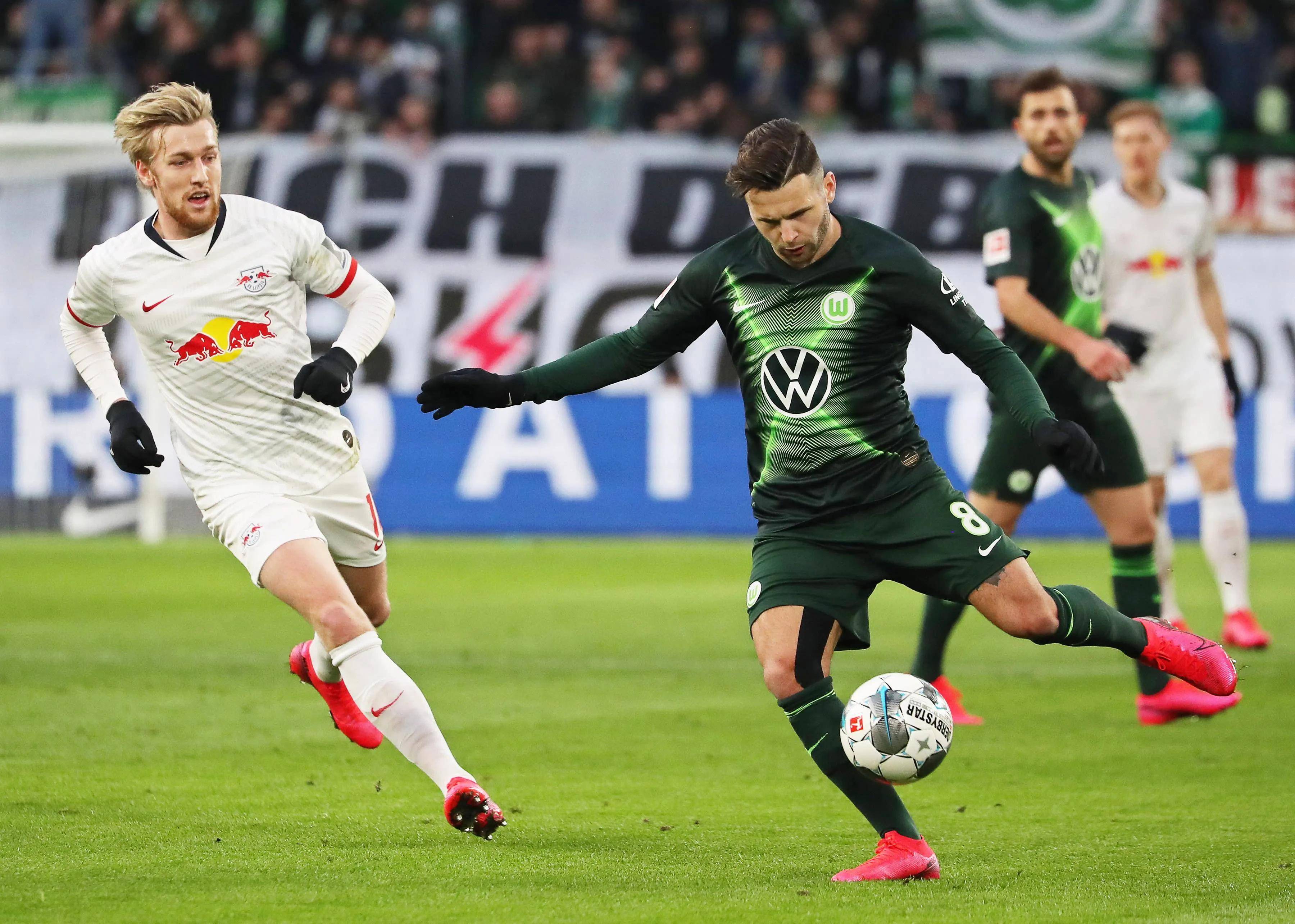 沃尔夫斯堡逆袭多特蒙德,登顶德甲榜首继续领跑 沃尔夫斯堡逆袭多特蒙德,登顶德甲榜首继续领跑