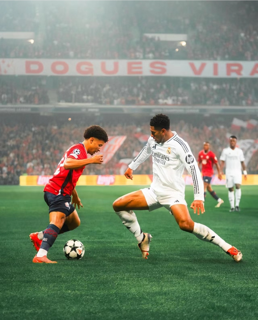 足球比赛场上火爆对决，球员全力拼搏的简单介绍