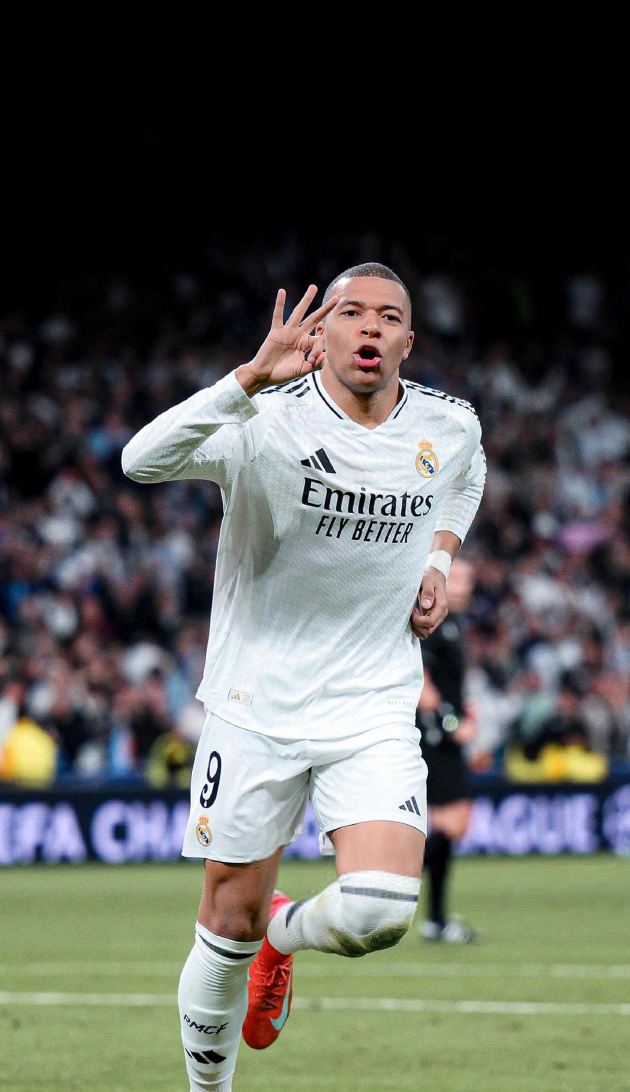 足球竞技场上，球星们独具特色展现技艺的简单介绍